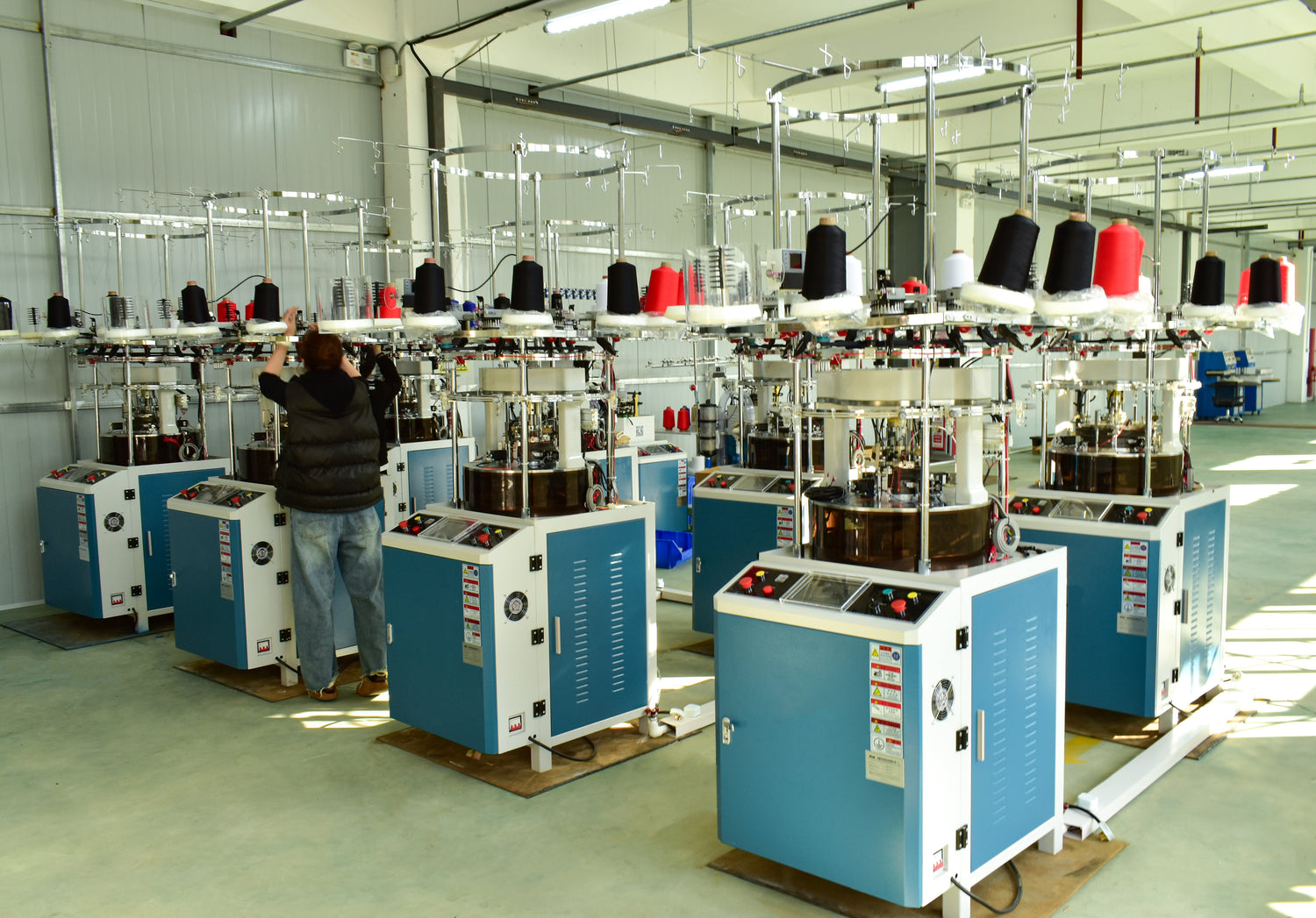 Automated knitting machine producing high-quality knee support braces