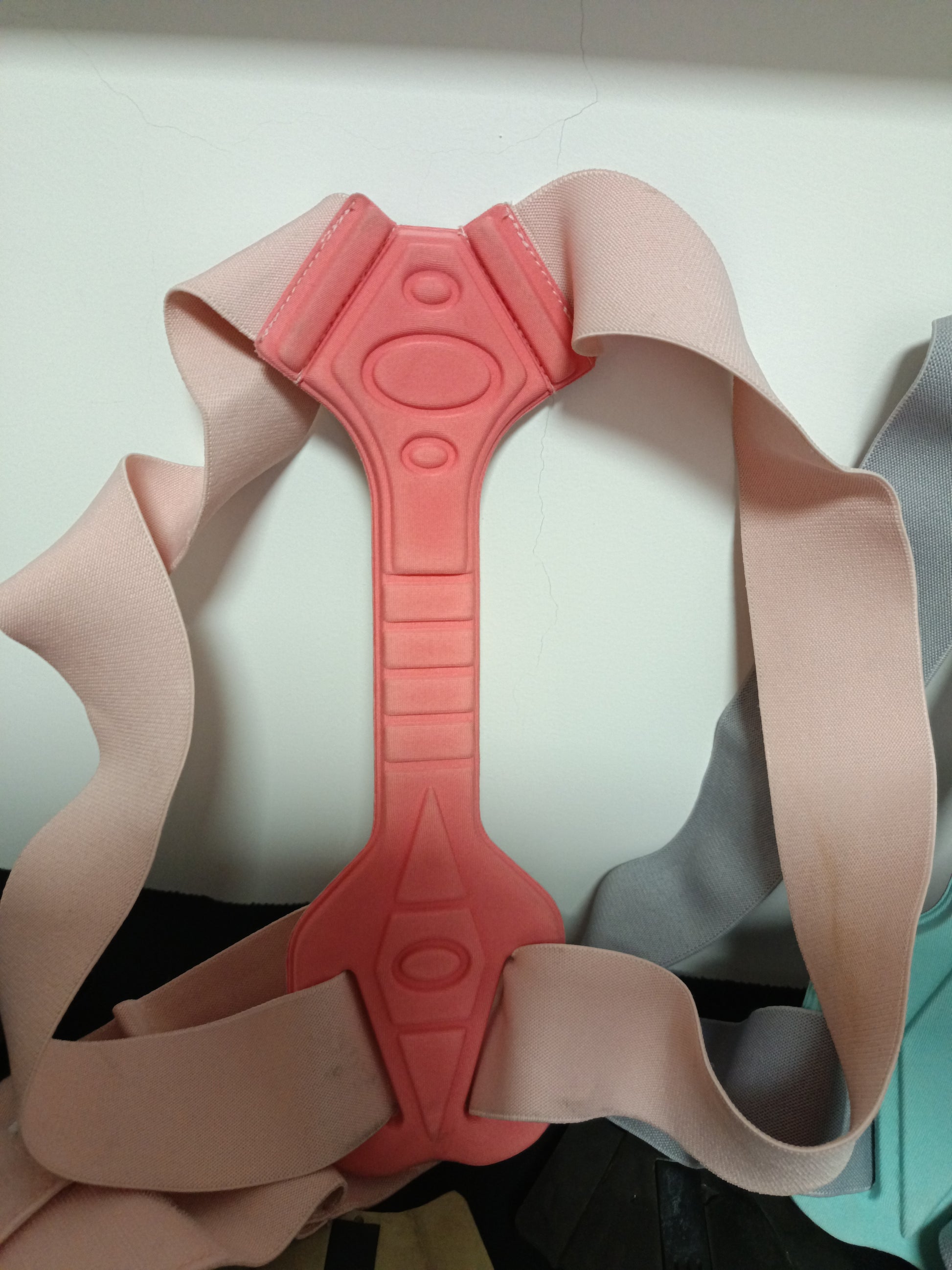 Adjustable shoulder straps on the posture corrector 